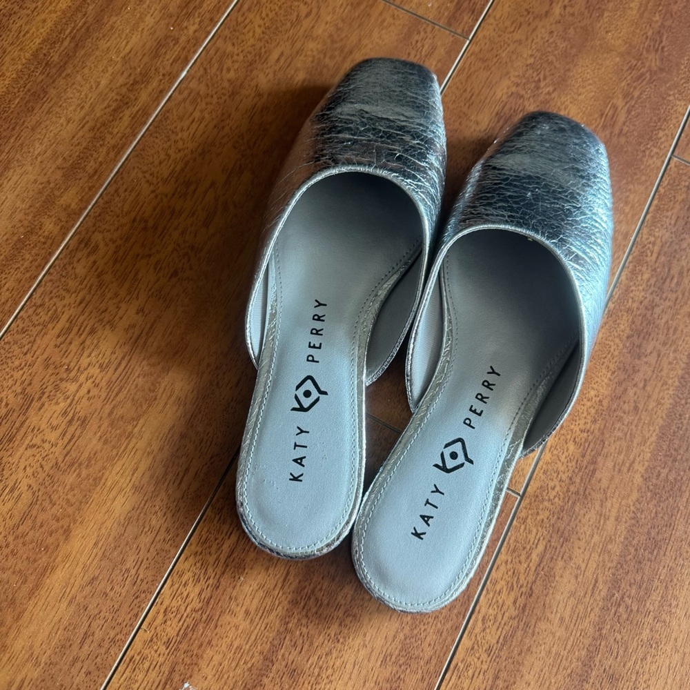 The Katy Perry Evie Silver  Metallic mule Size 7